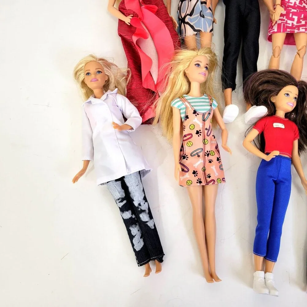 Lot Of 12 Mixed Barbie & Ken Dolls With Various Outfits & Accessories - Picture 3 of 7
